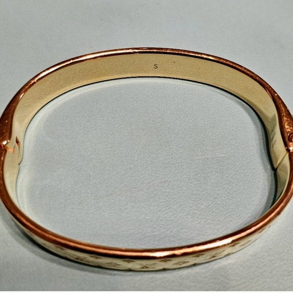 Louis Vuitton Cuff Nanogram #LE0261 Bracelet
Bangle Gold Color Arm $2,500 Small - Picture 5 of 8